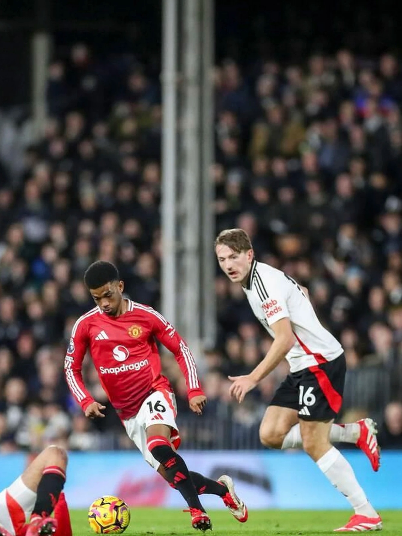 米乐m6官网入口登录-曼联战胜对手，英超连败逆境中取得抗压胜利